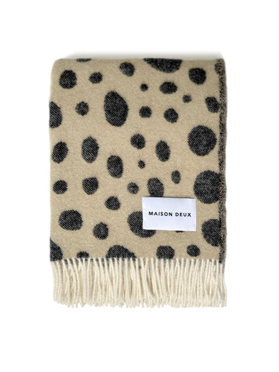 Maison Deux Decke Geparden-Muster beige/schwarz aus neuseeländischer Wolle ca. 130x200cm