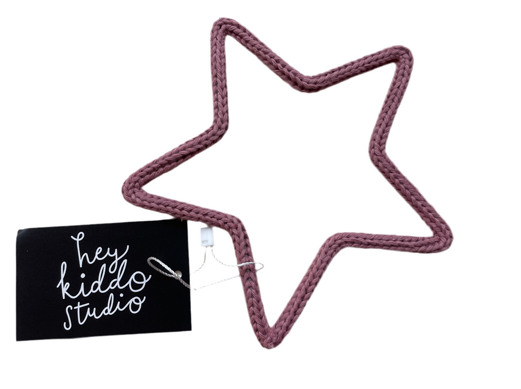 heykiddostudio London Wanddekoration Stern rosa handgestricktgestrickt