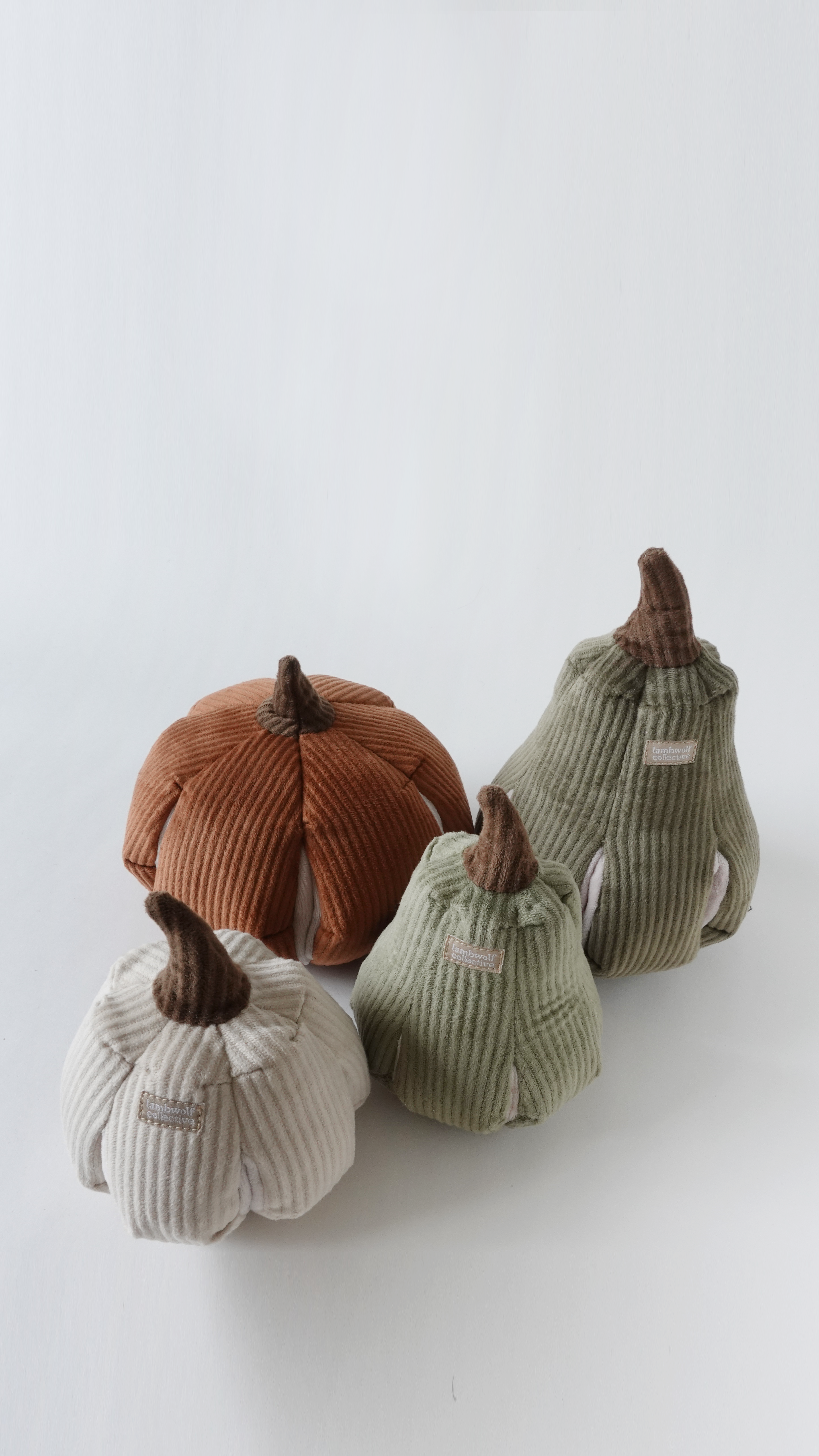 Lambwolf Collective Schnüffel-Kürbis mit Quietscher & Leckerchen-Versteck crem - BITANGELHOMES