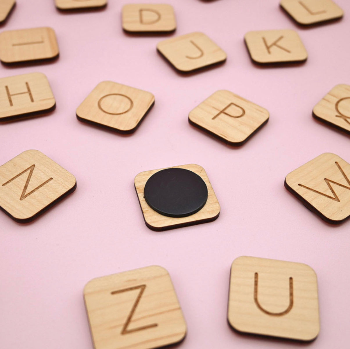 Ferflex Magnetisches Alphabet-Buchstaben-Set aus Holz mit  26 Buchstaben ca. 3x3cm - BITANGELHOMES