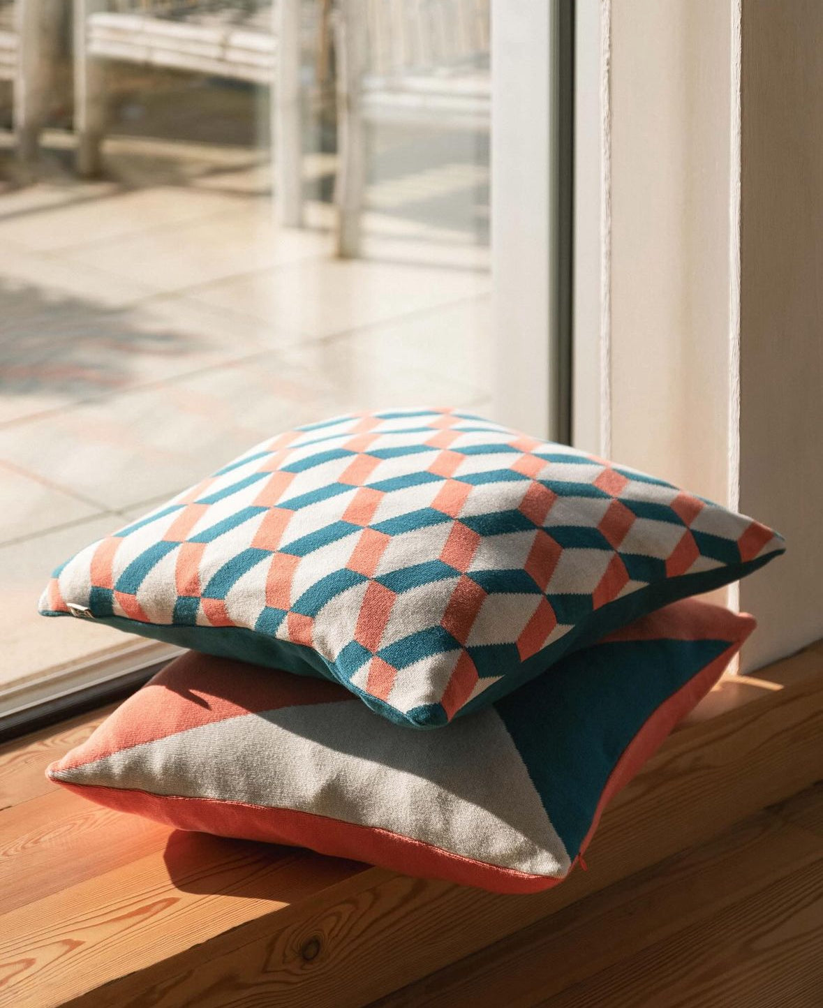 Agatha Porto Ibiza Wendekissen koralle/weiss/petrol mit graphischem Muster