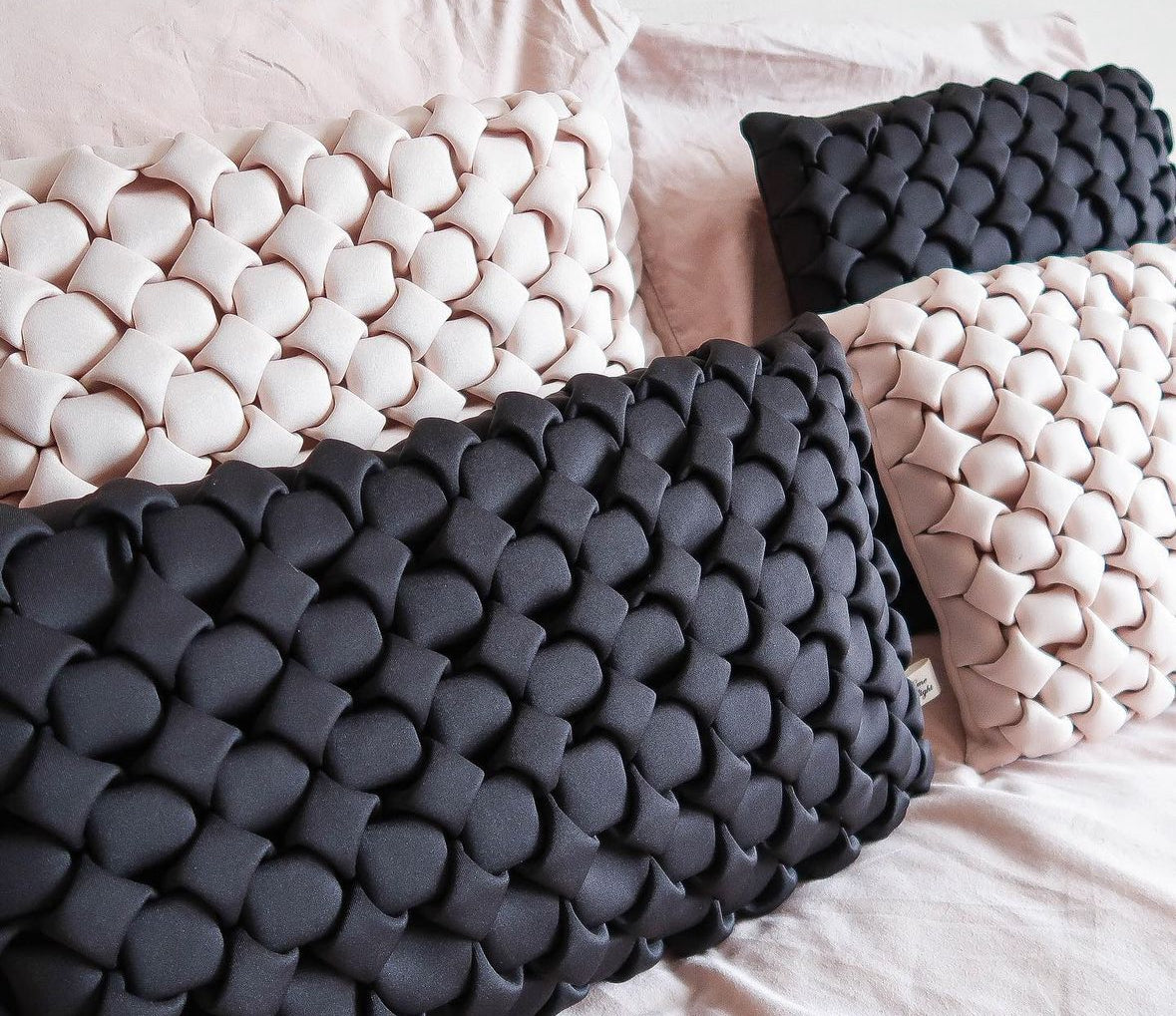 Flo Home Delight Neosmock-Kissen in crem oder schwarz Neopren - BITANGELHOMES