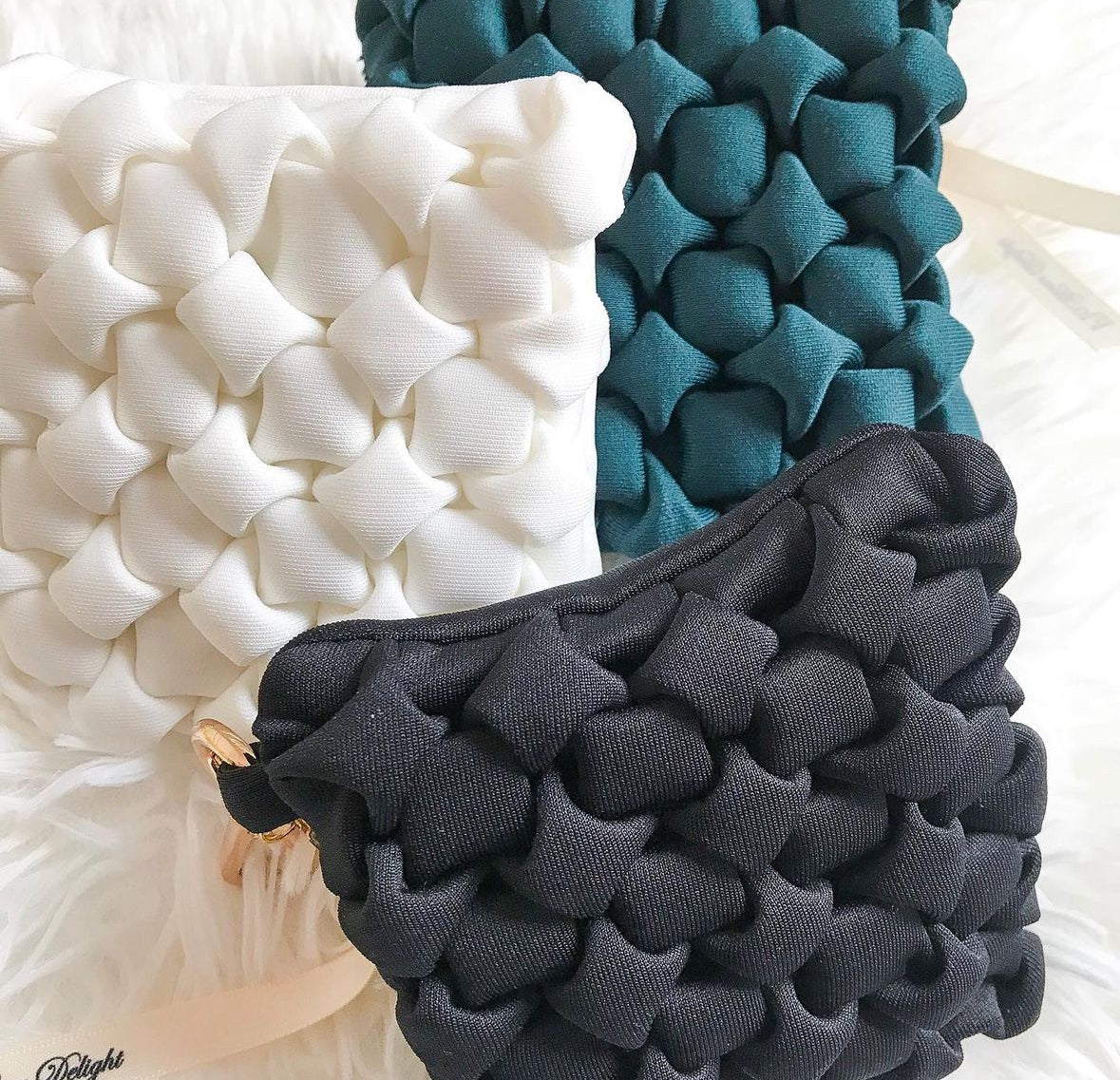 Flo Home Delight handgefertigter Neopren-Schlüsselanhänger schwarz - BITANGELHOMES