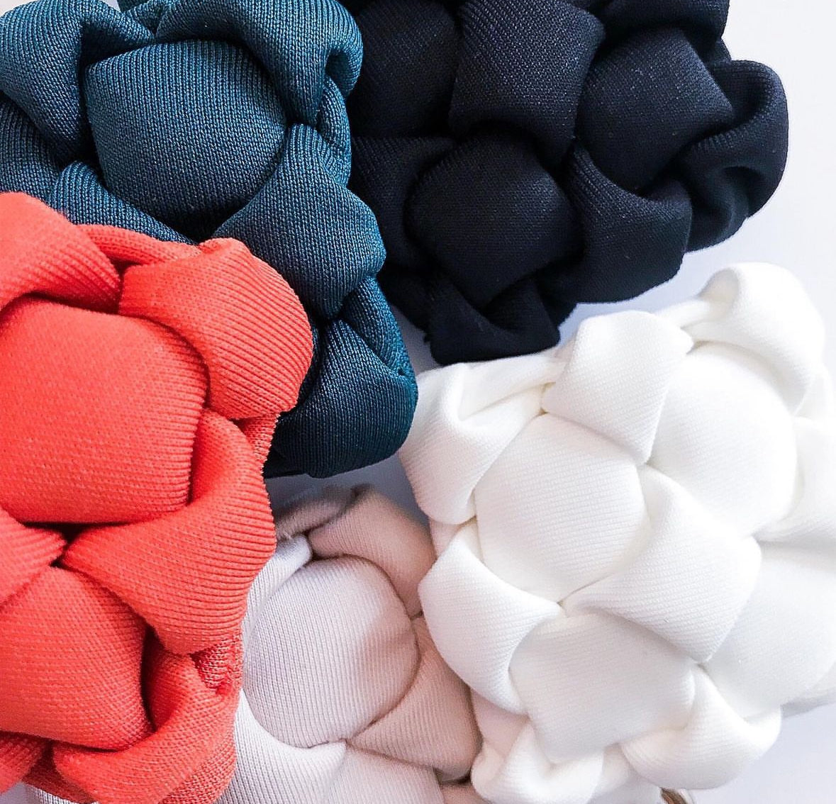 Flo Home Delight Neopren-Schlüsselanhänger schwarz - BITANGELHOMES