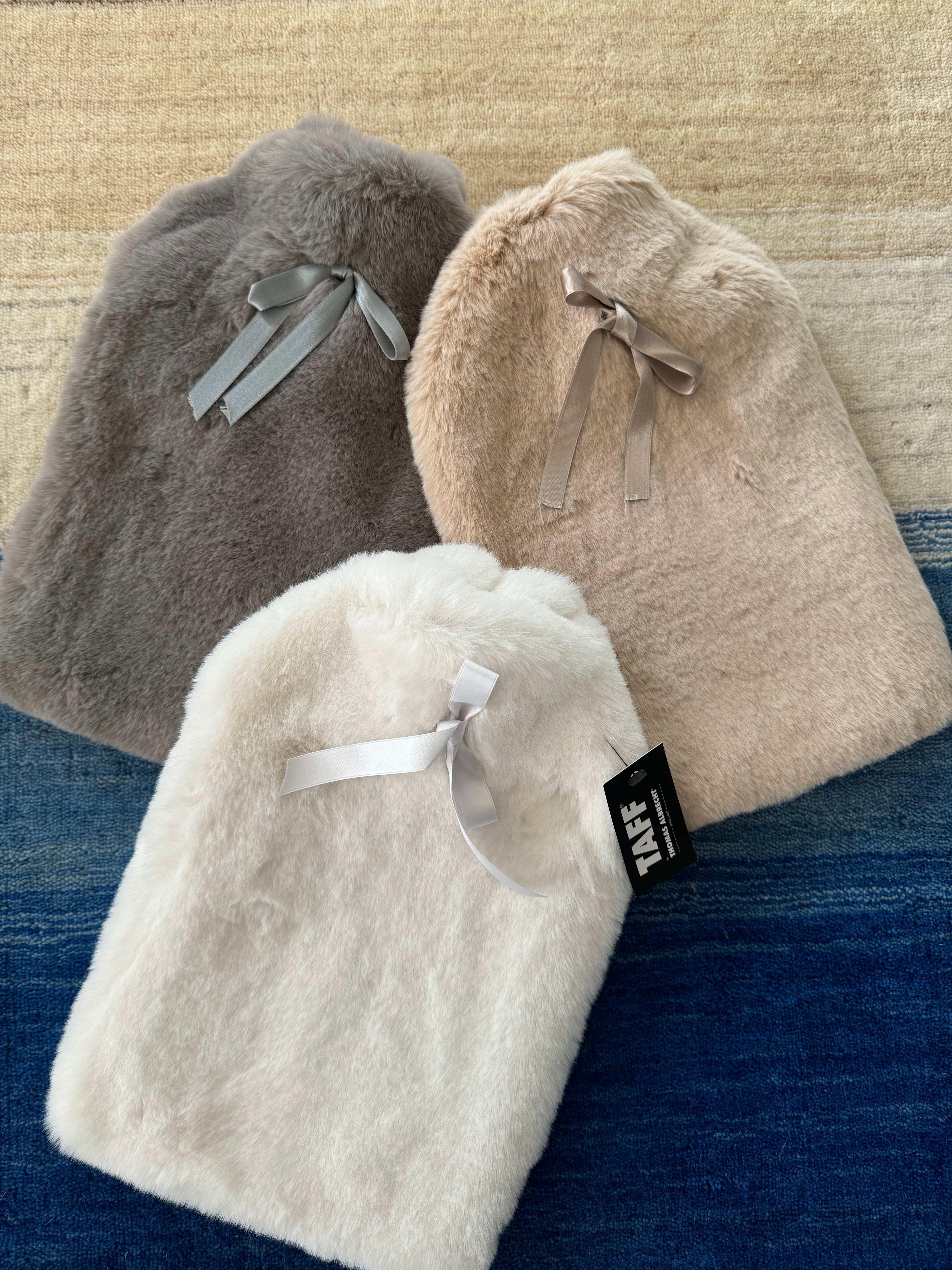 Luxuriöse kuschelweiche Webpelz Wärmflasche grau - BITANGELHOMES