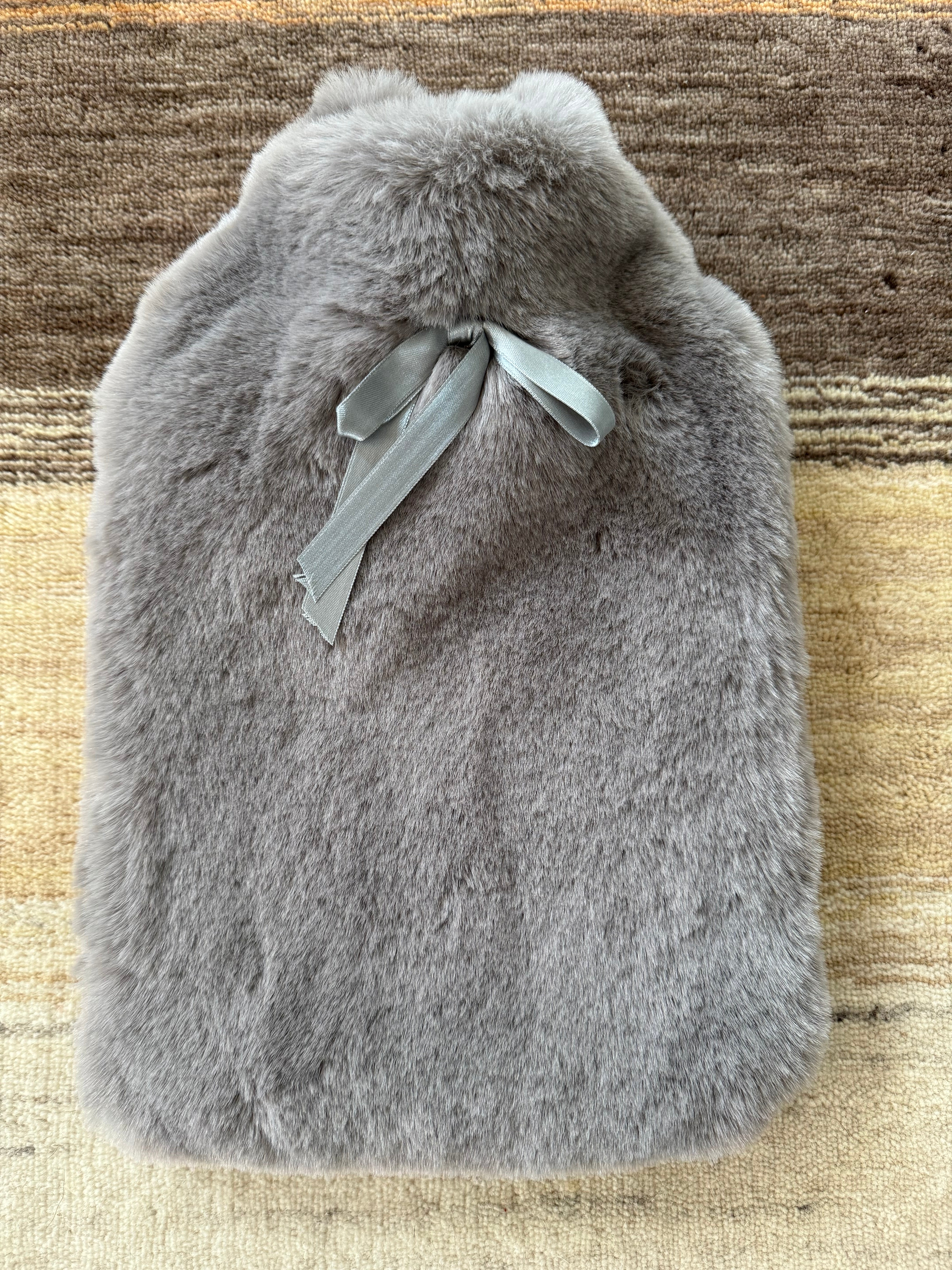 Luxuriöse kuschelweiche Webpelz Wärmflasche grau - BITANGELHOMES