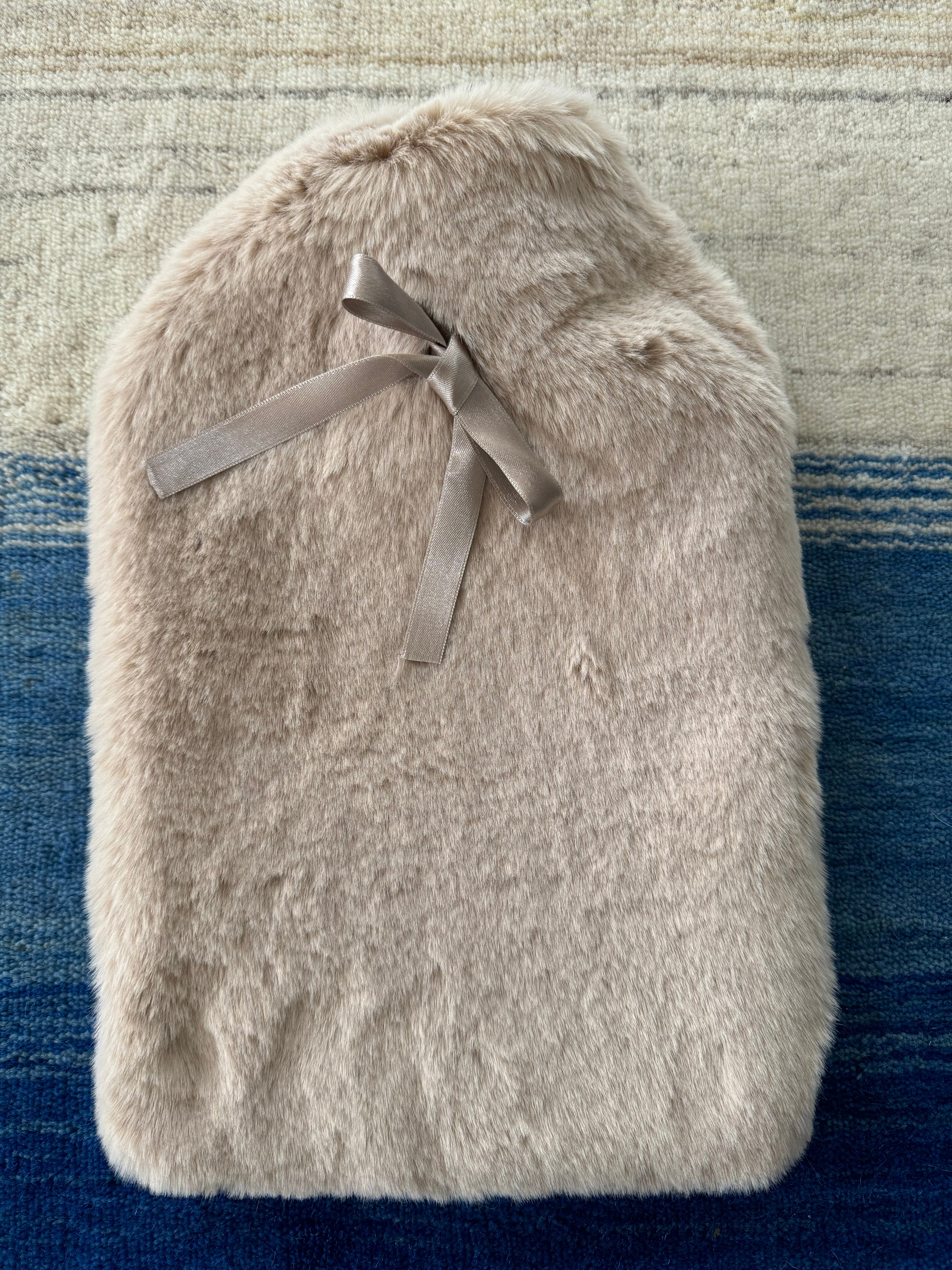 Luxuriöse kuschelweiche Webpelz Wärmflasche beige - BITANGELHOMES