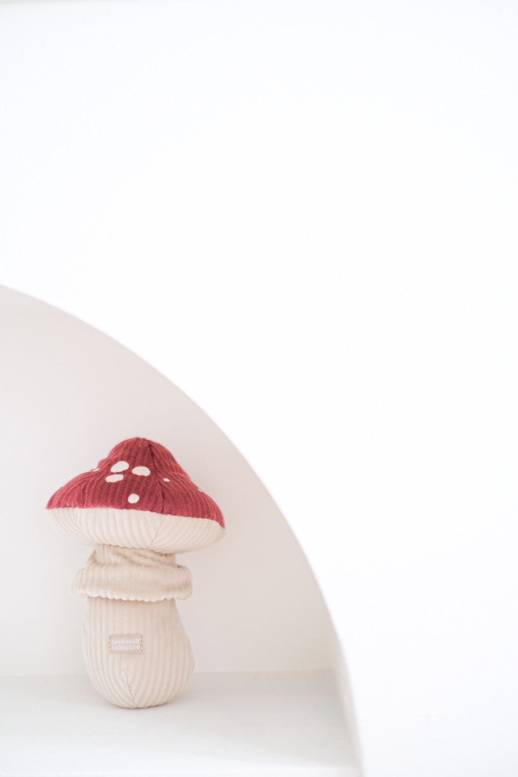 Lambwolf Collective Pilz mit Quietscher & Schnüffelspielzeug - BITANGELHOMES