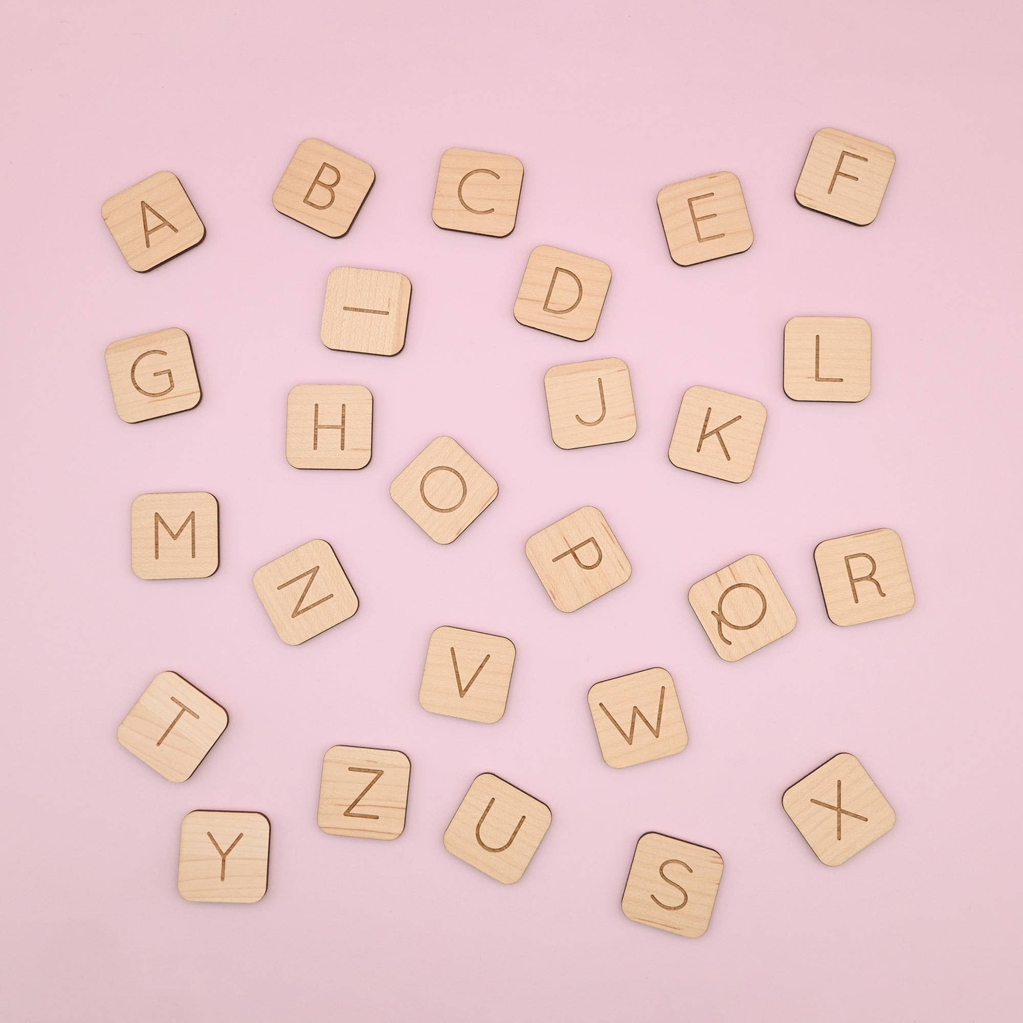Ferflex Magnetisches Alphabet-Buchstaben-Set aus Holz mit  26 Buchstaben ca. 3x3cm - BITANGELHOMES