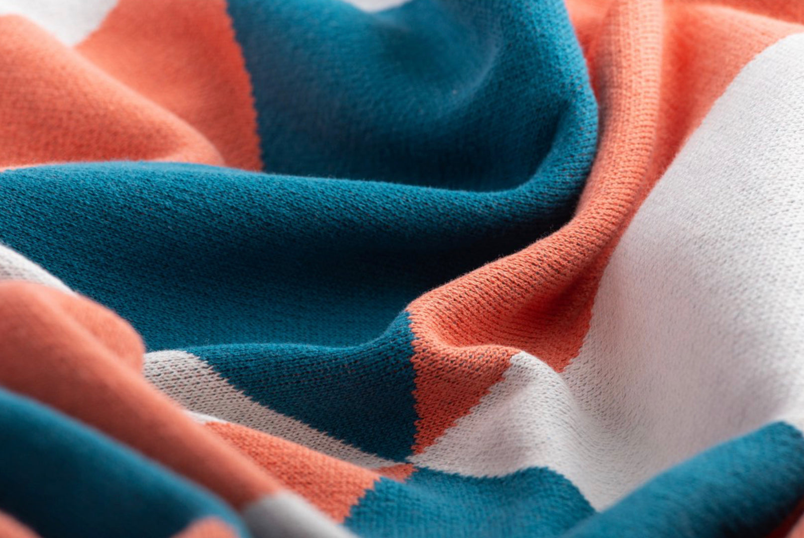 Agatha Porto Ibiza Baumwolldecke koralle/weiss/petrol mit graphischem Muster - BITANGELHOMES