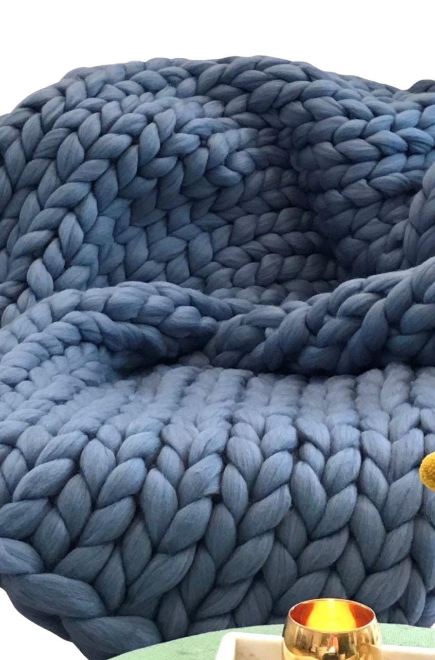 Adorist Merino-Wolldecke Cosima Chunky Knit Rauchblau ca. 100x150cm & ca. 3,5-3,9kg - Bitangel RENOVATE & FURNISH HOMES GmbH