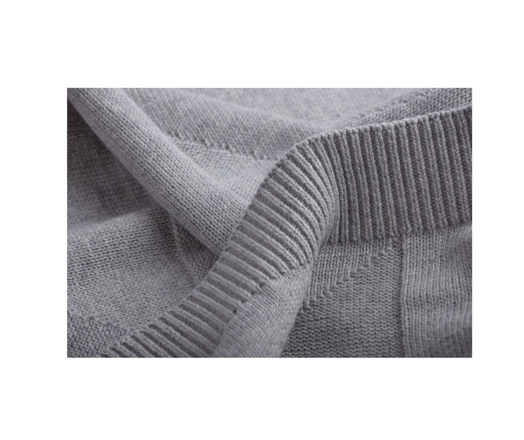 Agatha Porto edle handgestrickte Baumwolldecke wahlweise hellgrau uni oder dunkelgrau mit Schwalben 120x60 cm, ca. 900gr - Bitangel RENOVATE & FURNISH HOMES GmbH