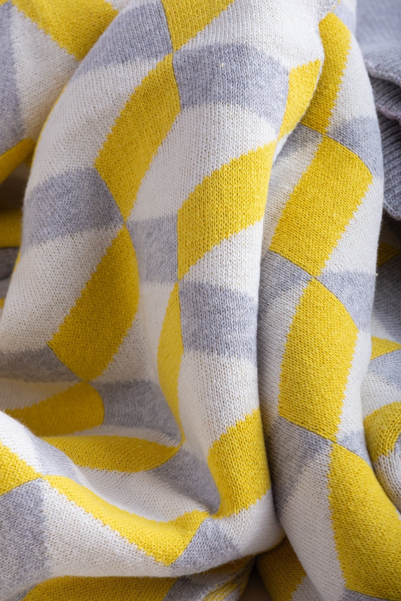 Agatha Porto edle handgestrickte Baumwolldecke wahlweise in sonnengelb oder bunt mit graphischen Muster ca. 120x60cm, ca. 900gr - Bitangel RENOVATE & FURNISH HOMES GmbH