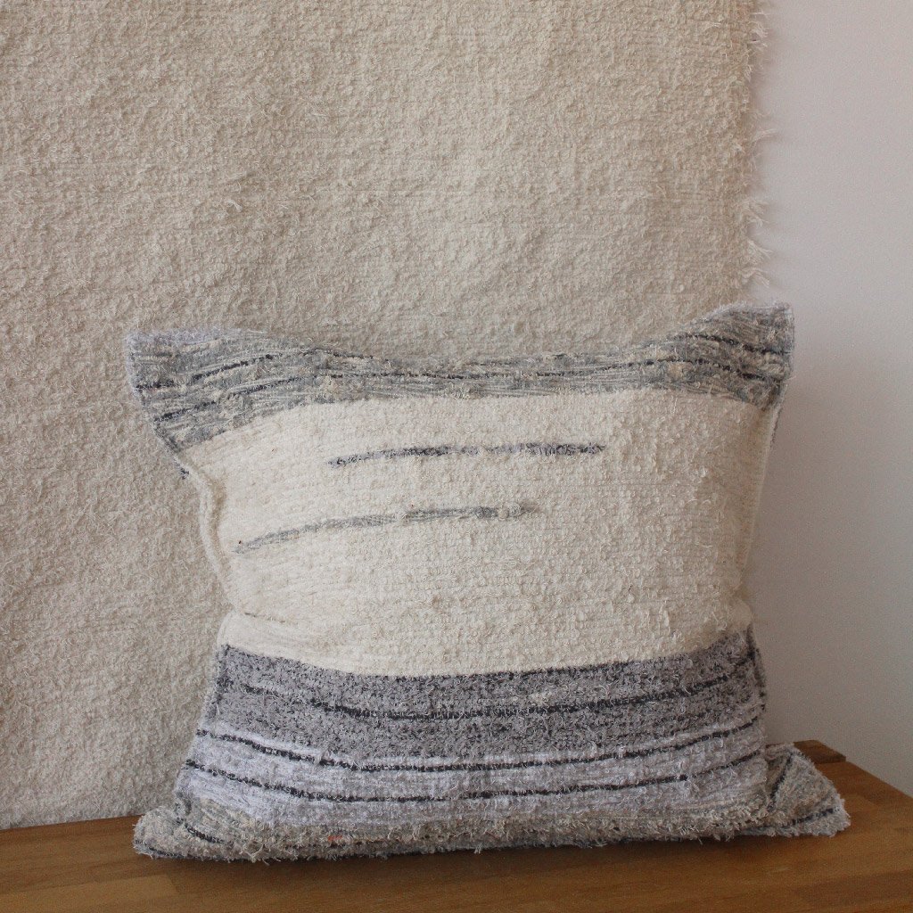 Amour Sud Marbella handgewebtes Kissen inklusive Füllung in grau & weiß - 60 x 60 cm - Bitangel RENOVATE & FURNISH HOMES GmbH