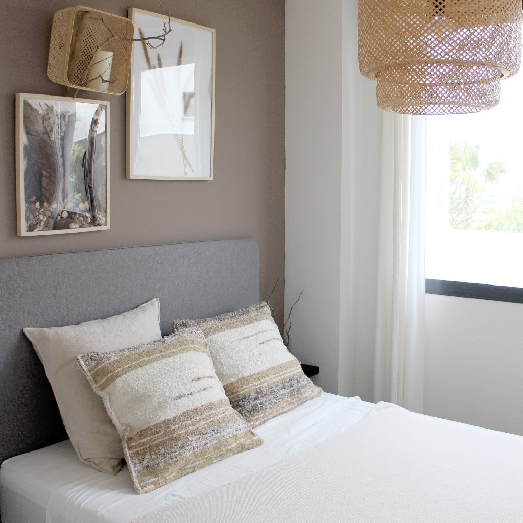 Amour Sud Marbella handgewebtes Kissen inklusive Füllung in mokka & weiß - 60 x 60 cm - Bitangel RENOVATE & FURNISH HOMES GmbH