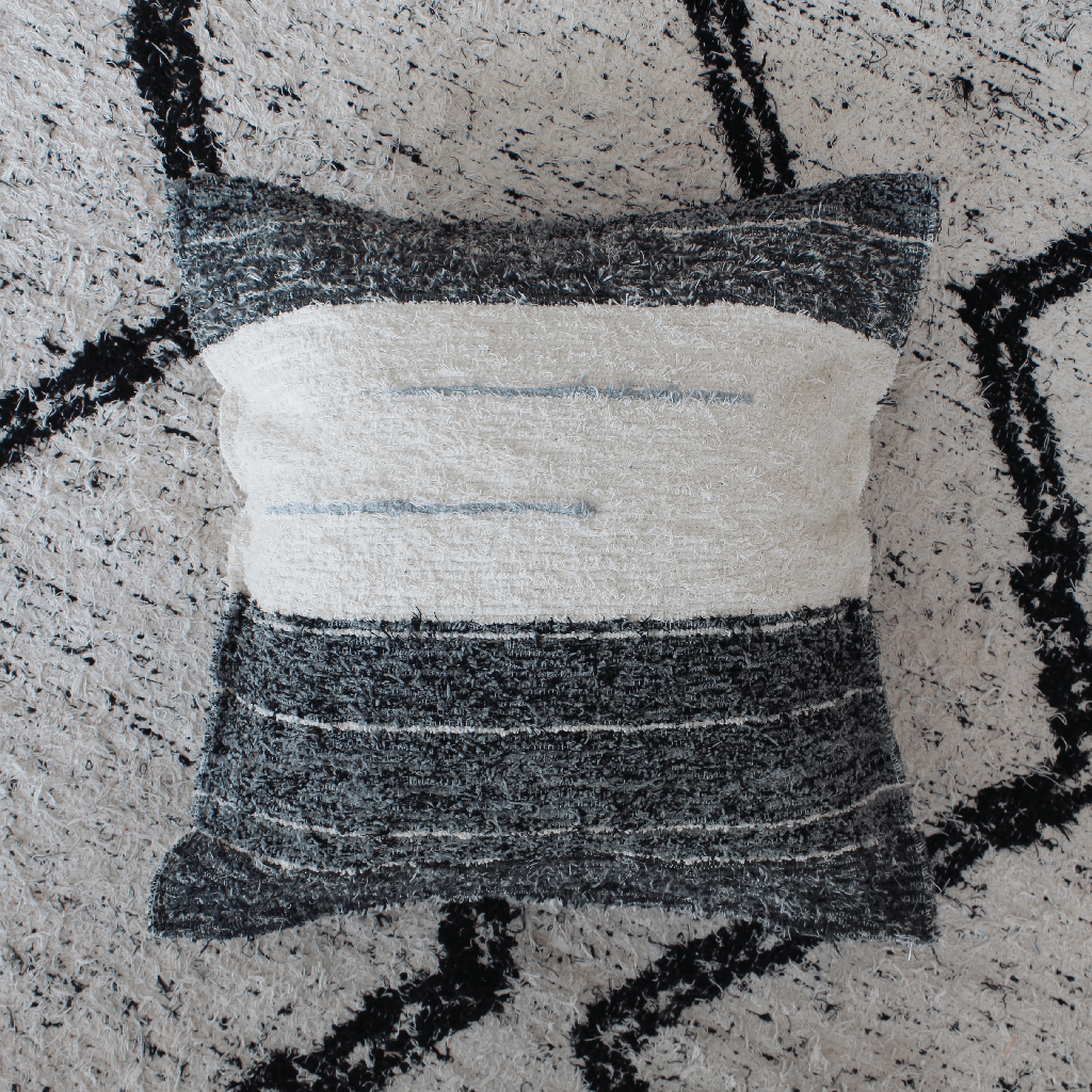 Amour Sud Marbella handgewebtes Kissen inklusive Füllung in weiß & grau - 60 x 60 cm - Bitangel RENOVATE & FURNISH HOMES GmbH