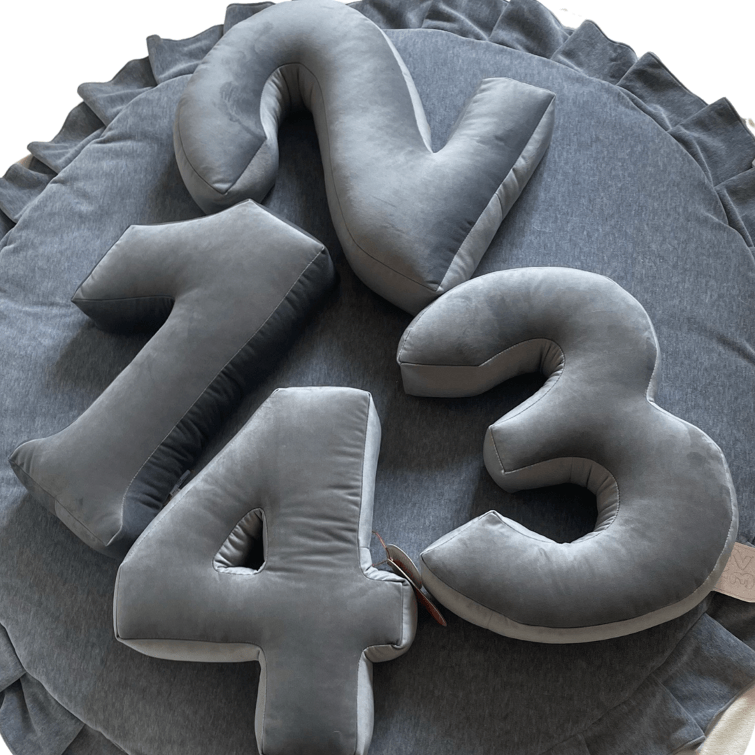 Bettys Home Samtkissen verschiedene Zahlen in grau, mit antiallergenen Fasern ca. 54x2x44x2cm - Bitangel RENOVATE & FURNISH HOMES GmbH