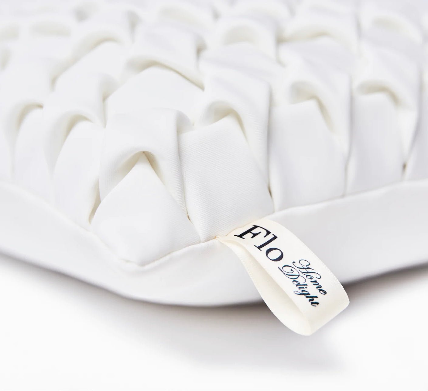 Flo Home Delight Neosmock-Kissen in Weiß/Rose’ aus Neopren, wahlweise in ca. 40x40x5cm oder 30x50x5cm - Bitangel RENOVATE & FURNISH HOMES GmbH