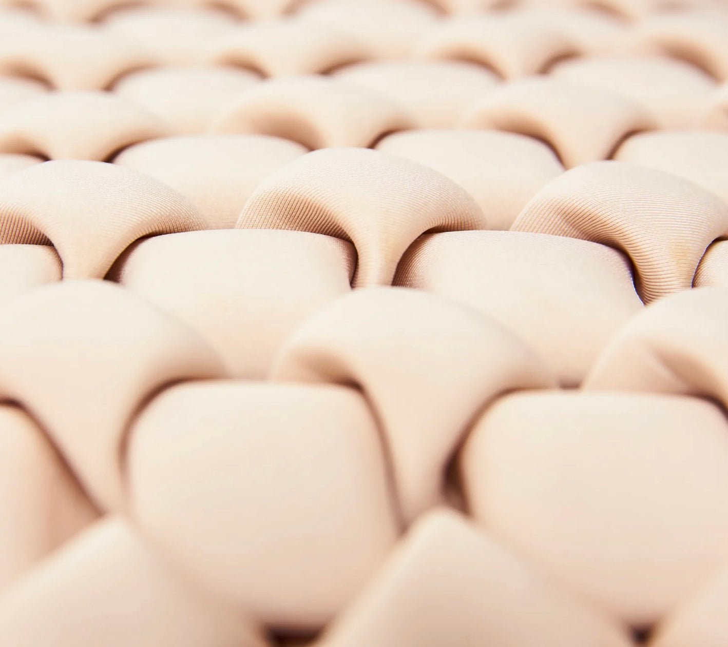 Flo Home Delight Neosmock-Kissen wahlweise in Crem oder Schwarz, aus Neopren ca. 40x40x5cm - Bitangel RENOVATE & FURNISH HOMES GmbH