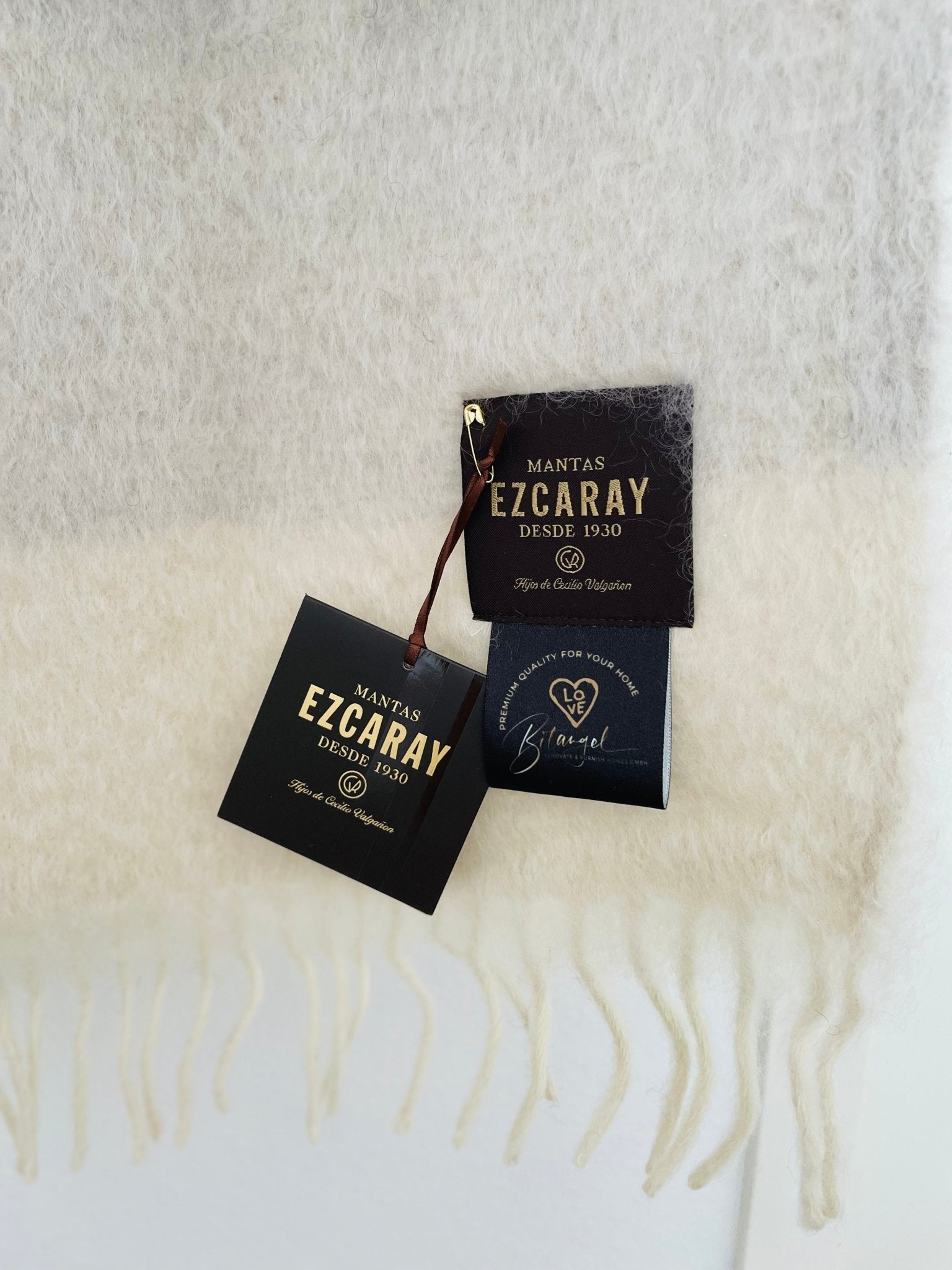Mantas Ezcaray Spanien Premium Mohair-Wolldecke Serenity in der Grundfarbe Off White & Streifen in hellem Grau, leuchtendem Gelb, Schwarz, sehr blasse Hellblau. ca. 130x200 cm, 480gr/m2 - Bitangel RENOVATE & FURNISH HOMES GmbH