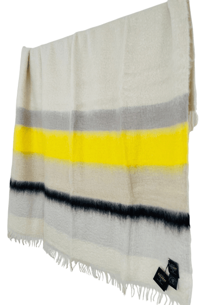 Mantas Ezcaray Spanien Premium Mohair-Wolldecke Serenity in der Grundfarbe Off White & Streifen in hellem Grau, leuchtendem Gelb, Schwarz, sehr blasse Hellblau. ca. 130x200 cm, 480gr/m2 - Bitangel RENOVATE & FURNISH HOMES GmbH