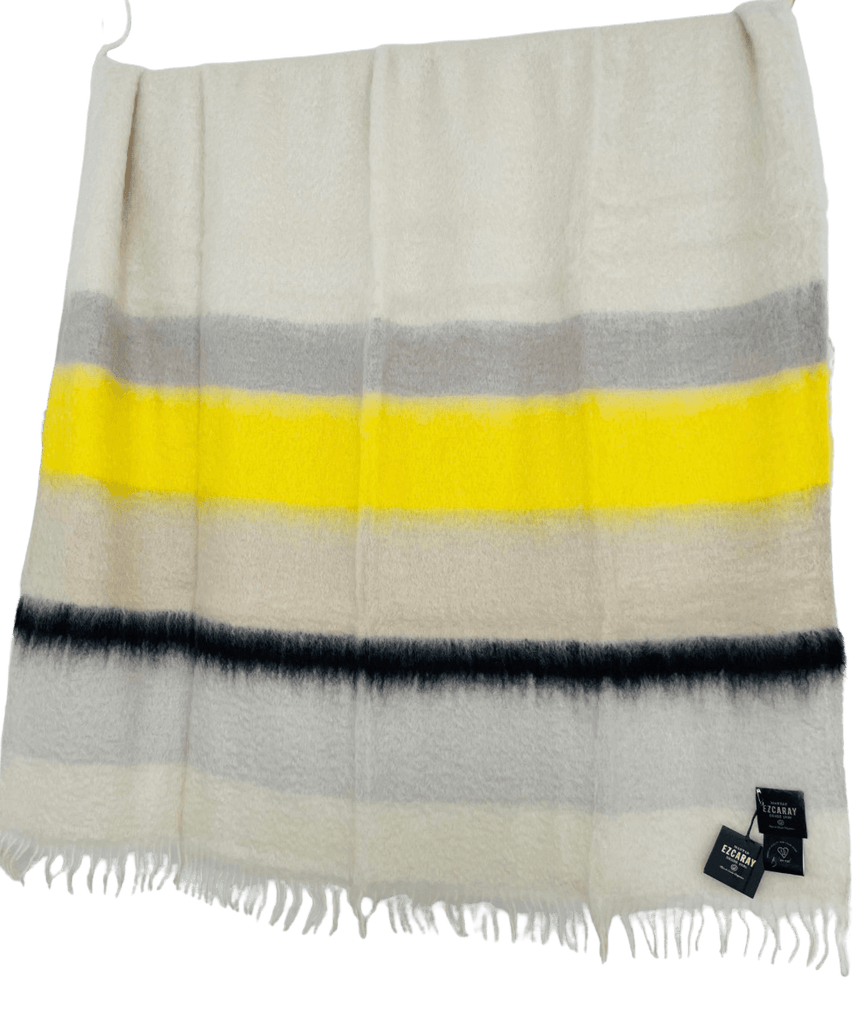 Mantas Ezcaray Spanien Premium Mohair-Wolldecke Serenity in der Grundfarbe Off White & Streifen in hellem Grau, leuchtendem Gelb, Schwarz, sehr blasse Hellblau. ca. 130x200 cm, 480gr/m2 - Bitangel RENOVATE & FURNISH HOMES GmbH