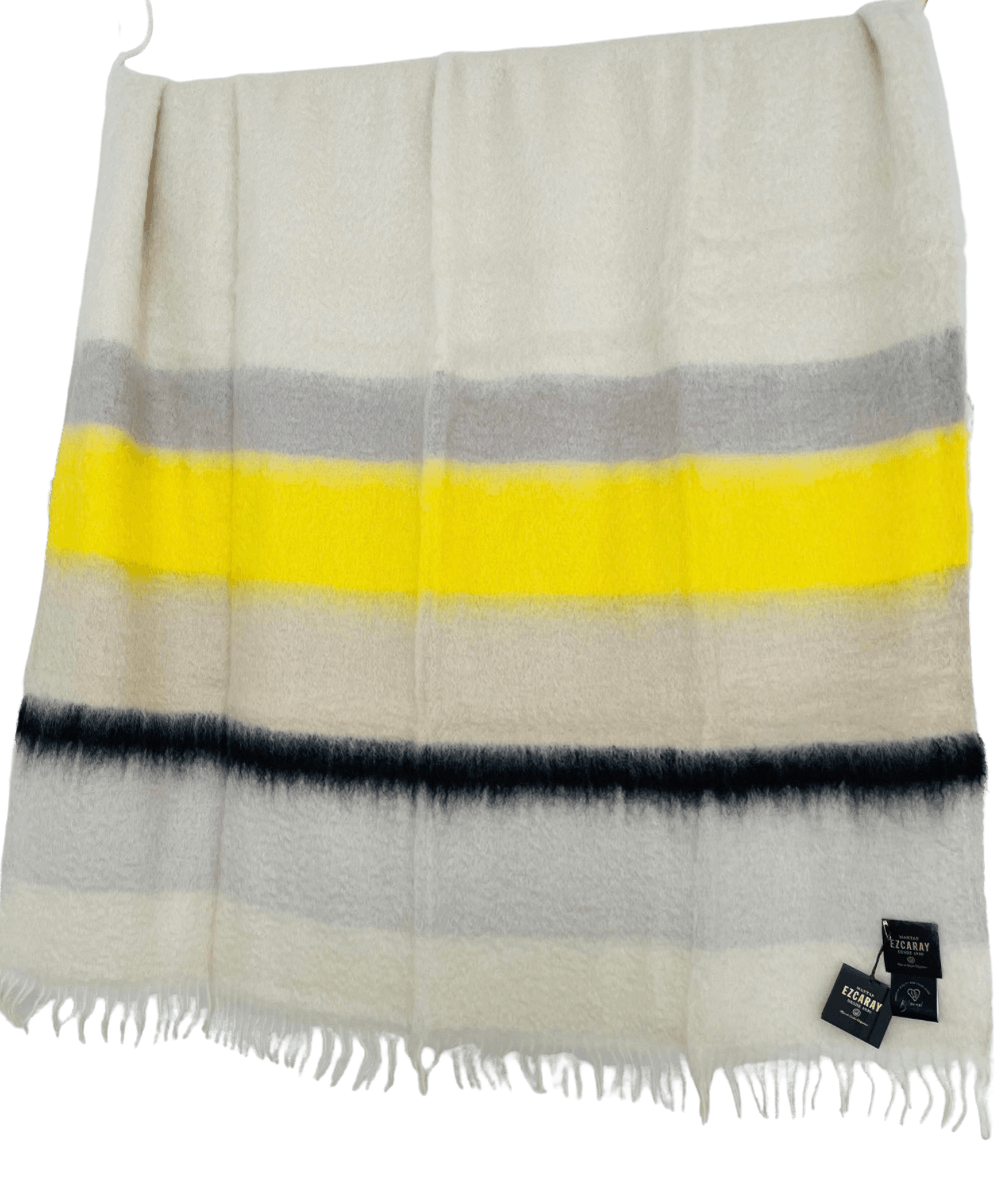 Mantas Ezcaray Spanien Premium Mohair-Wolldecke Serenity in der Grundfarbe Off White & Streifen in hellem Grau, leuchtendem Gelb, Schwarz, sehr blasse Hellblau. ca. 130x200 cm, 480gr/m2 - Bitangel RENOVATE & FURNISH HOMES GmbH