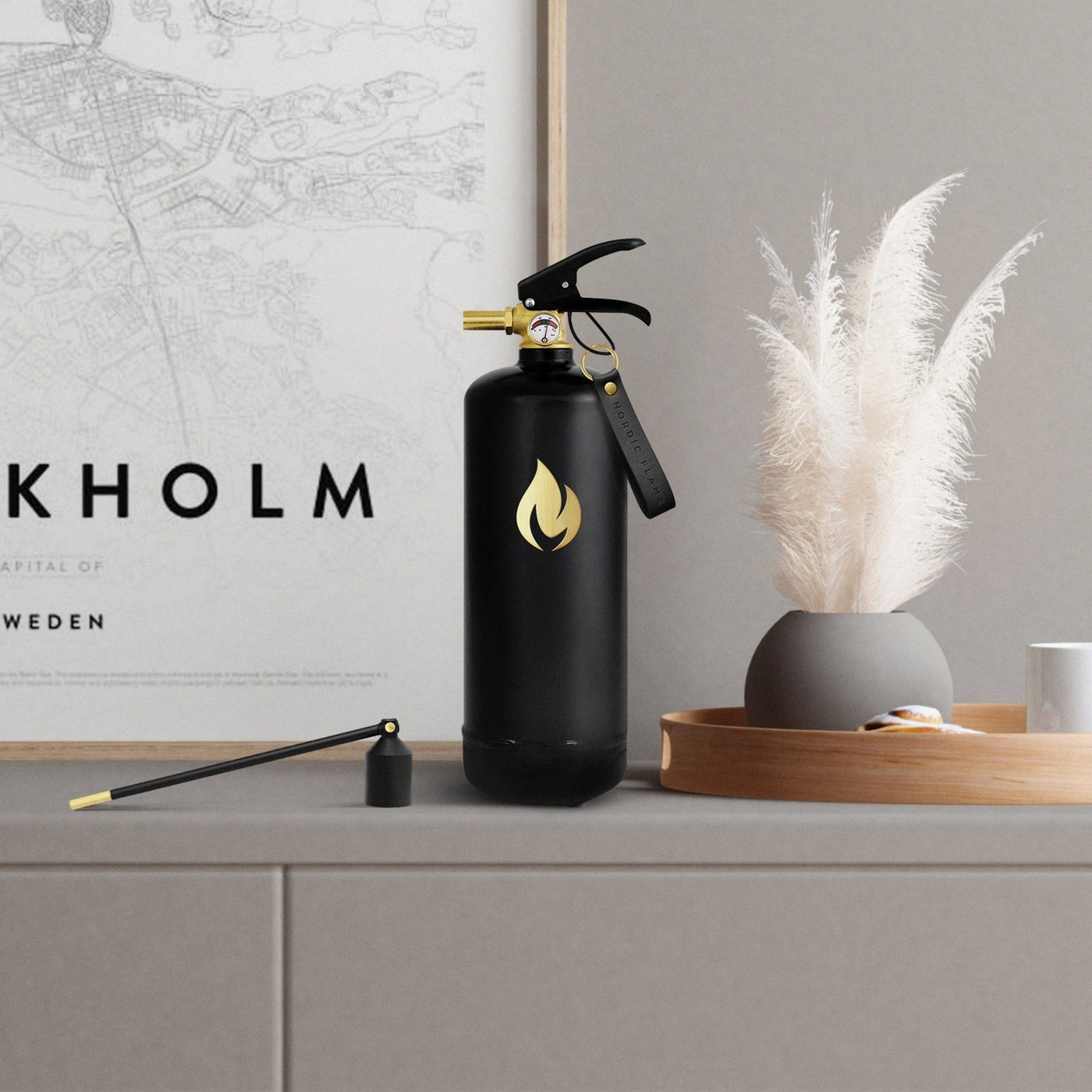 Nordic Flame Feuerlöscher wahlweise in schwarz mit goldenem oder Stahl im stahlfarbenen Emblem in Geschenkkarton Löschkraft von 13A 89B C ist am stärksten auf dem Markt für 2 kg - Bitangel RENOVATE & FURNISH HOMES GmbH