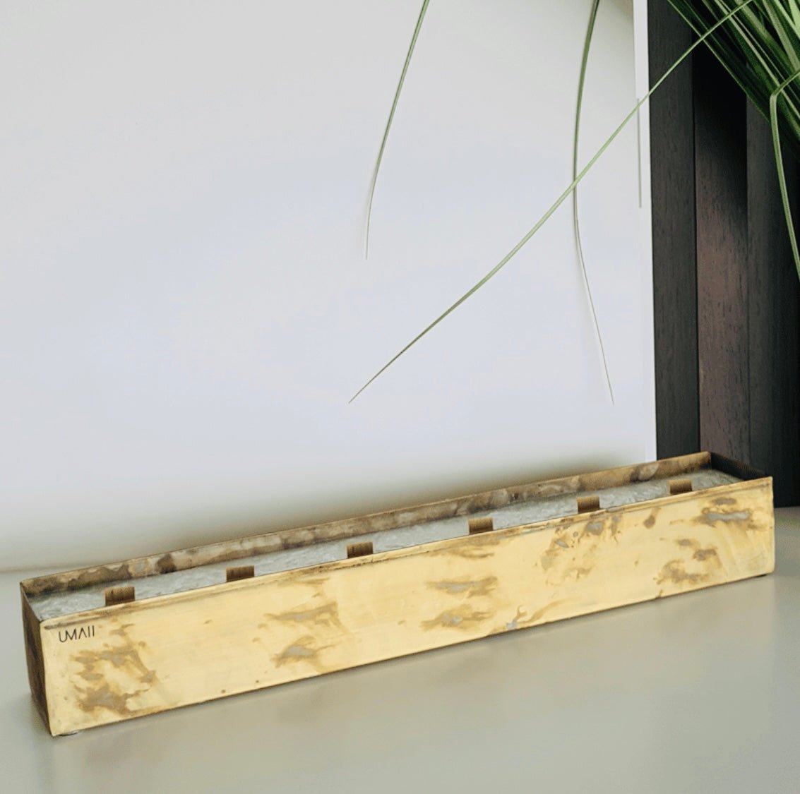 UMAII CHARLIE handgefertigte Kerze in einer Schale aus recyceltem Metall für In-und Outdoor, 100 % Olivenstearin, ohne Paraffin, mit Holzdochten. - Bitangel RENOVATE & FURNISH HOMES GmbH