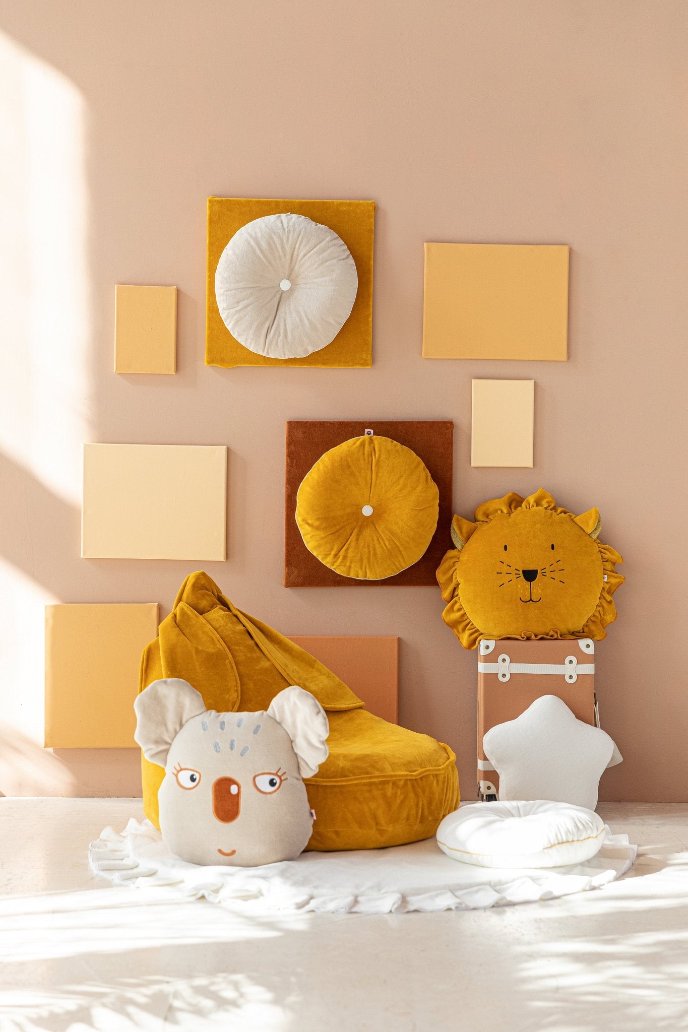 Wigiwama super weiches großes Velvet Kissen wahlweise Koala oder Löwe, OEKO-TEX® Velvet ca. ø35 cm - Bitangel RENOVATE & FURNISH HOMES GmbH