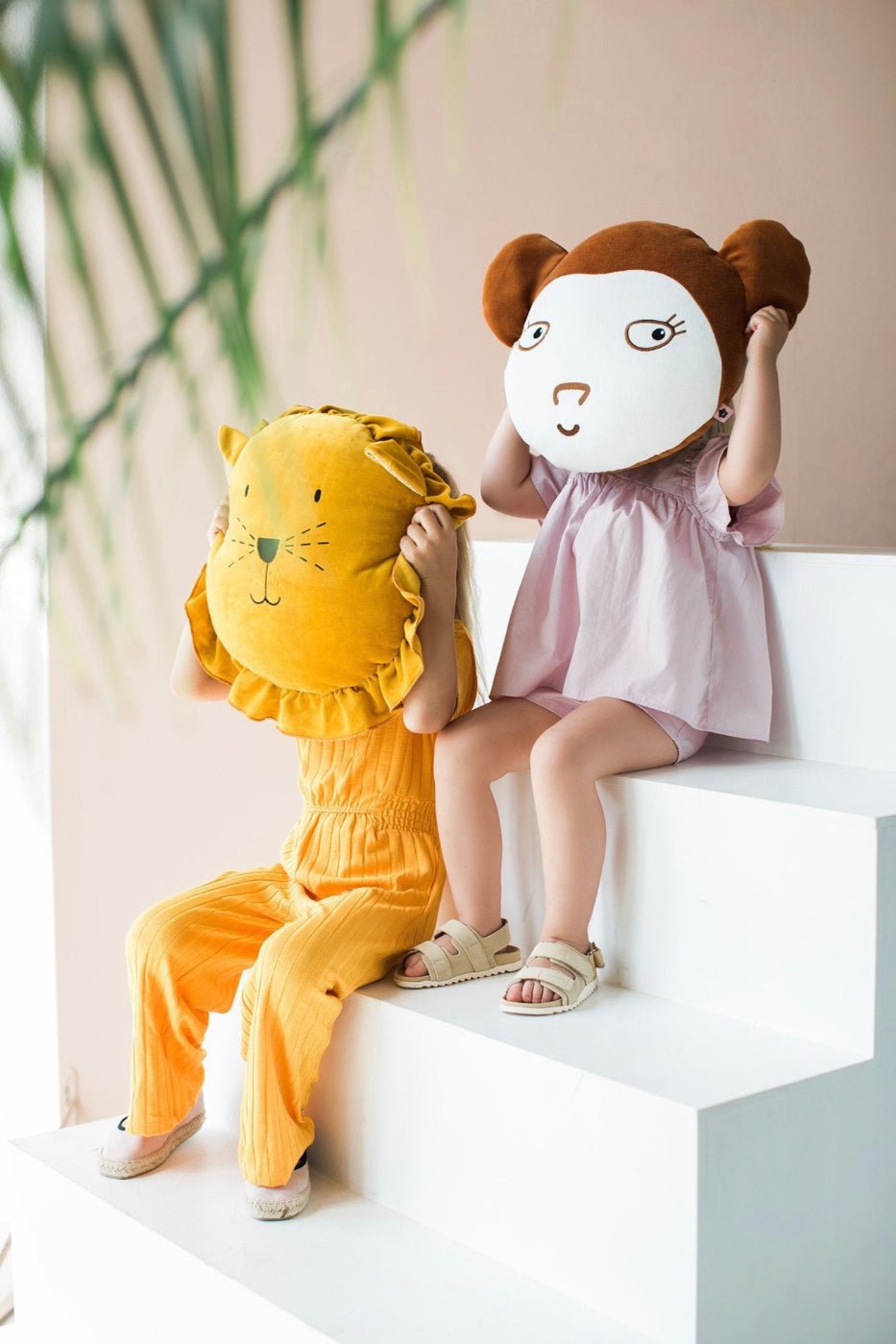 Wigiwama super weiches großes Velvet Kissen wahlweise Koala oder Löwe, OEKO-TEX® Velvet ca. ø35 cm - Bitangel RENOVATE & FURNISH HOMES GmbH